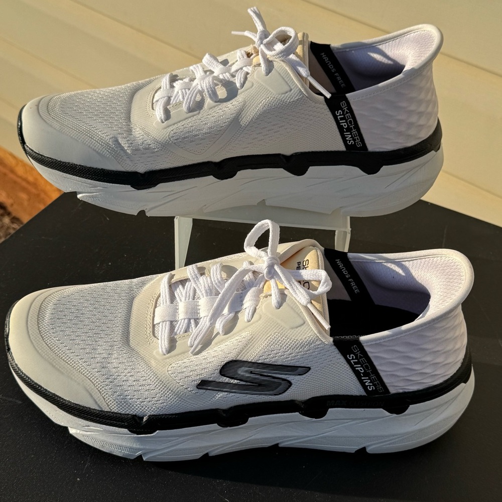 Skechers Men’s White Hands Free Slip-Ins Max Cushioning  Size 9.5